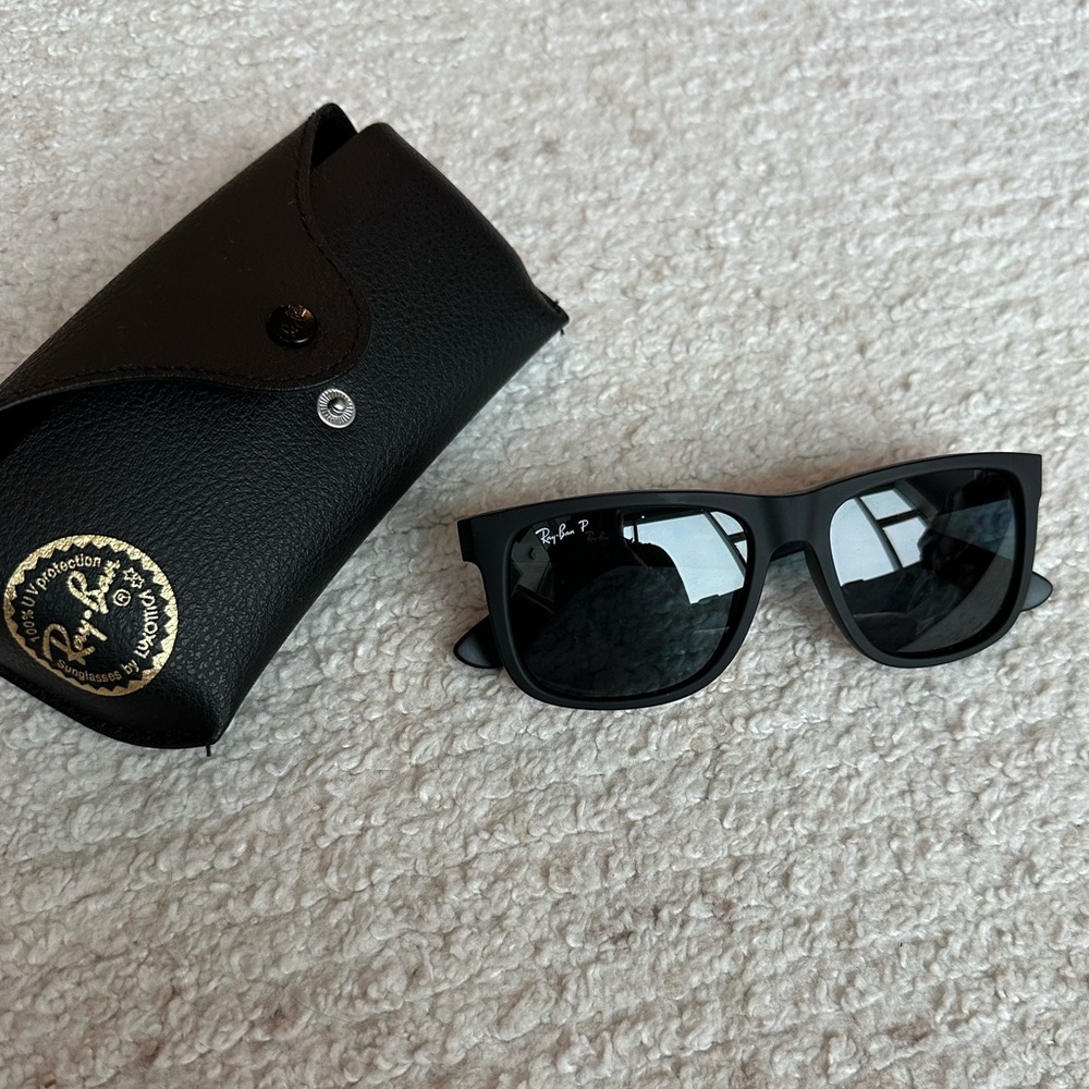 Ray-Bans Justin Classic Matte Black Polarized- NWT